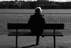 Ο «κοινωνικός θάνατος» των ηλικιωμένων είναι εδώ – Η ακραία μοναξιά και οι επιπτώσεις της!