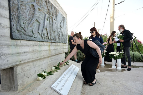 Μνημόσυνο στο Κόκκινο Λιμανάκι για τους 104 νεκρούς της φονικής πυρκαγιάς στο Μάτι