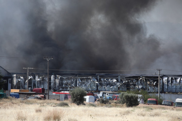 Μεγάλη φωτιά σε εργοστάσιο στον Ασπρόπυργο: 3 τραυματίες διασωληνωμένοι