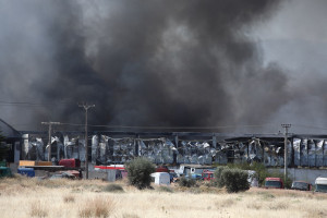 Μεγάλη φωτιά σε εργοστάσιο στον Ασπρόπυργο: 3 τραυματίες διασωληνωμένοι