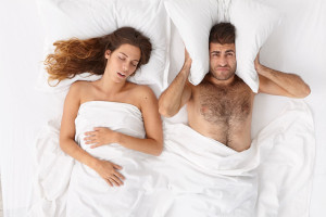 Πότε αυξάνονται οι πιθανότητες να ροχαλίσουν οι γυναίκες περισσότερο από τους άνδρες