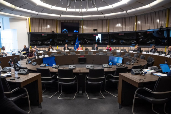 Ευρωβουλευτές αντιδρούν στις περικοπές της Κομισιόν στον προϋπολογισμό της ΕΕ - Ποια προγράμματα πλήττονται