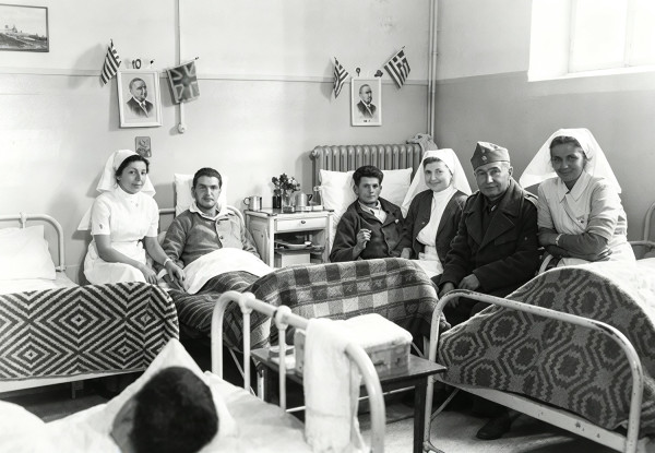 28η Οκτωβρίου: Οι νοσηλεύτριες που έγραψαν ιστορία – Η πρώτη Ελληνίδα αλεξιπτωτίστρια