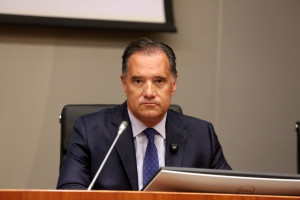 Εργαζόμενοι στο «Αττικό» κατά Γεωργιάδη: «Νέος καθρέπτης για ιθαγενείς το βραχιολάκι εφημερίας»