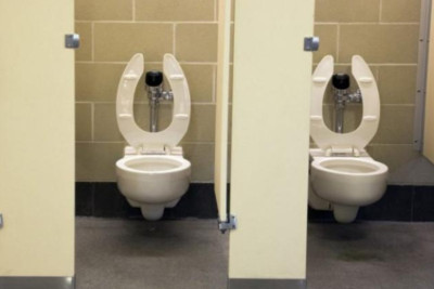 Πόσο επικίνδυνο είναι πραγματικά να κάθεσαι σε δημόσια τουαλέτα