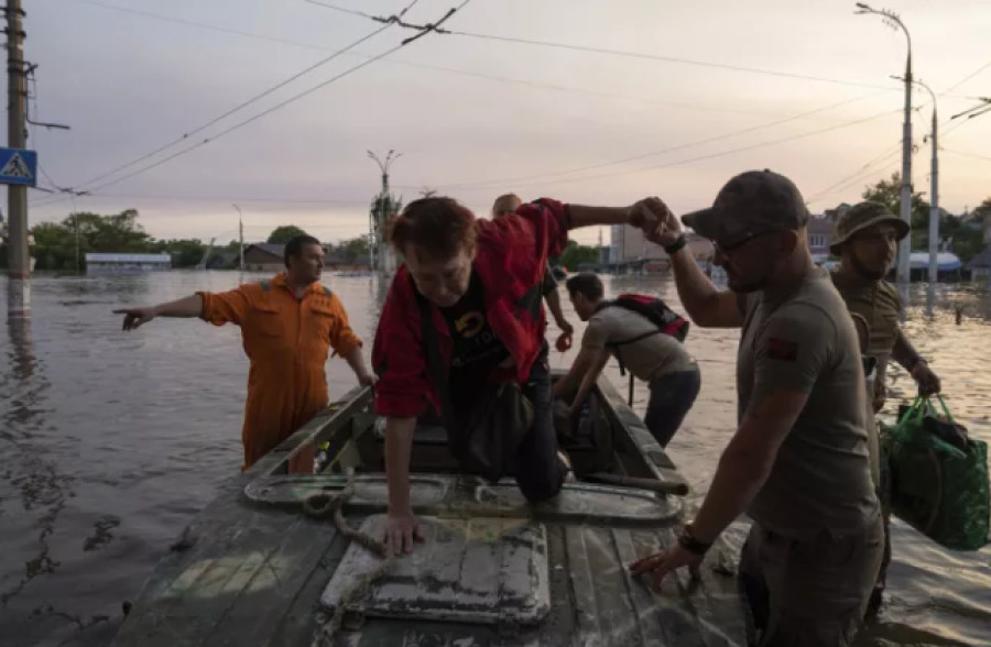 Υγειονομικό «καμπανάκι» για την Νόβα Καχόβκα: Αντιμέτωποι με τον κίνδυνο ασθενειών οι κάτοικοι μετά τις πλημμύρες
