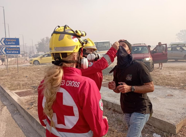 Οι εθελοντές του Ελληνικού Ερυθρού Σταυρού στην πρώτη γραμμή της μάχης με τις φλόγες στον Κουβαρά Αττικής