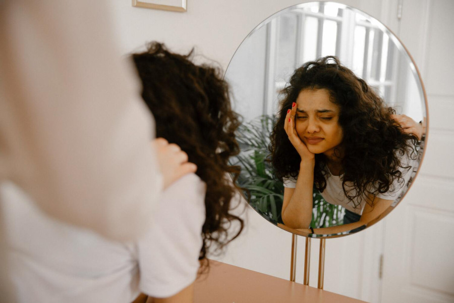 Σύνδρομο του καθρέφτη: Η «ύπουλη» διαταραχή που οδηγεί νέους ακόμη και στην αυτοκτονία