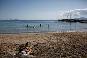 Τι αναφέρει η 2η ΥΠΕ για τον ανατριχιαστικό τραυματισμό λουόμενης στη Δονούσα