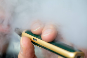 Τα ηλεκτρονικά τσιγάρα απειλούν με απώλεια των κατακτήσεων της αντικαπνιστικής καμπάνιας προειδοποιεί ο ΠΟΥ