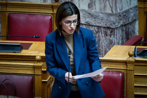 Αστραψε και βρόντησε η Αγαπηδάκη στη Βουλή για τα fake news κατά του εμβολιασμού