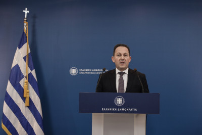 Πέτσας: «Ανοιχτό το ενδεχόμενο υποχρεωτικής χρήσης μάσκας σε όλους τους κλειστούς χώρους»