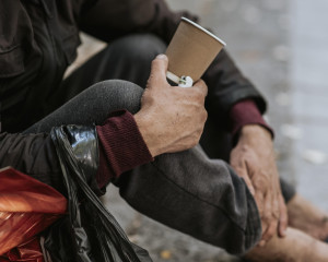 Παγκόσμια Ημέρα Αστεγίας: Στην Ευρωπαϊκή Ένωση, τουλάχιστον 170.000 ηλικιωμένοι κοιμούνται στους δρόμους