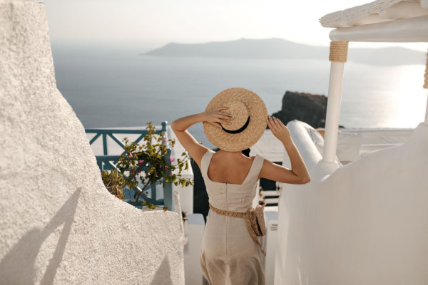 Σύνδρομο των Κυκλάδων: Πώς τα σοκάκια των γραφικών νησιών φθείρουν γόνατα και ισχία