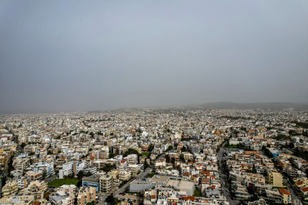 Η αφρικανική σκόνη «έπνιξε» τη νότια Ελλάδα - Συστάσεις προς τους πολίτες
