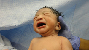 Δημογραφικό: Οι τρεις παράγοντες που καθιστούν αρνητικό το ισοζύγιο γεννήσεων-θανάτων