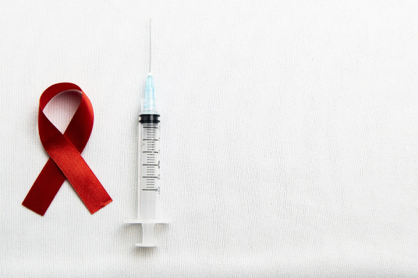Ελπίδα στη μάχη κατά του HIV: Νέο πειραματικό εμβόλιο ενεργοποιεί ισχυρά εξουδετερωτικά αντισώματα