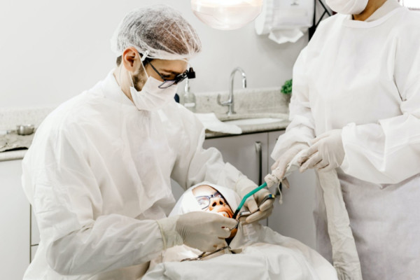 Οδοντίατροι: Ζητούν να εμβολιαστούν άμεσα κατά του κορονοϊού