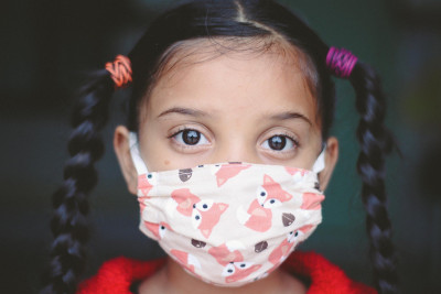 Αυξάνονται τα κρούσματα στα παιδιά, με μάσκες και εμβολιασμό η επιστροφή στο σχολείο