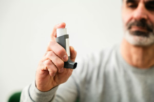 Mονοκλωνικό αντίσωμα βελτιώνει τη λειτουργία των πνευμόνων ασθενών με σοβαρό άσθμα