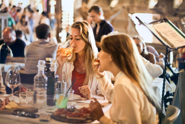 Σαρακοστιανό τραπέζι: Τι να φάτε και τι να αποφύγετε - Έξυπνα tips για να μην βάλετε «γραμμάριο»