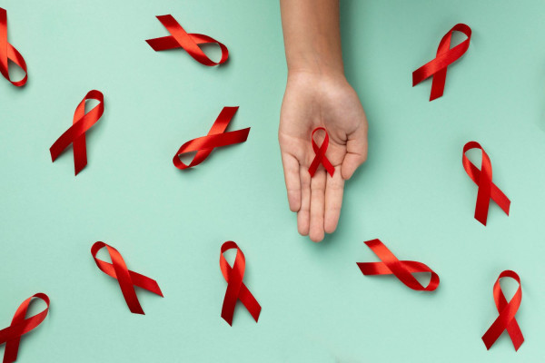 Οι καθυστερημένες διαγνώσεις HIV υπονομεύουν τις προσπάθειες εξάλειψης του AIDS