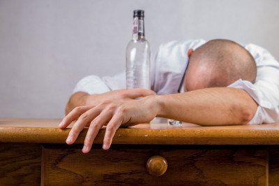 Hangover: Γιατί κάποιοι δεν μπορούν να «μαζέψουν τα κομμάτια τους» και βιώνουν άγχος μετά από ένα μεθύσι