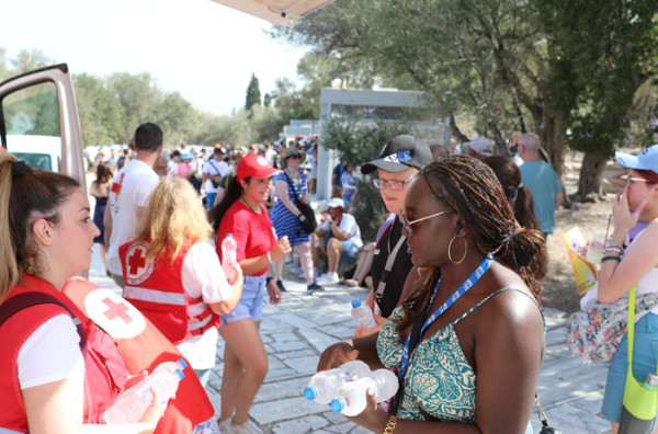 Καύσωνας: Νέα έκτακτη δράση από τον Ερυθρό Σταυρό για την υποστήριξη των επισκεπτών της Ακρόπολης