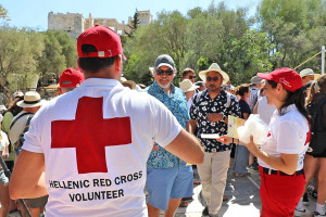 Έκτακτη δράση υποστήριξης των επισκεπτών της Ακρόπολης λόγω καύσωνα από τον ΕΕΣ