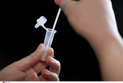 Πότε παίρνουν ξανά self tests οι ιδιωτικοί υπάλληλοι, πότε «παγώνουν» για τους εμβολιασμένους