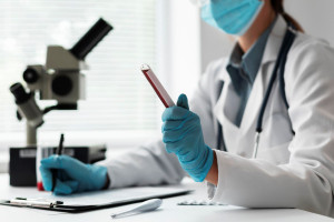 Θετική γνωμοδότηση από τον ΕΜΑ σε νέο φάρμακο για τον μεταστατικό καρκίνο του παχέος εντέρου