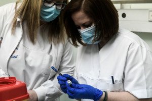 ΕΟΔΥ: Ένας θάνατος από Covid-19 και 182 νέες εισαγωγές την τελευταία εβδομάδα