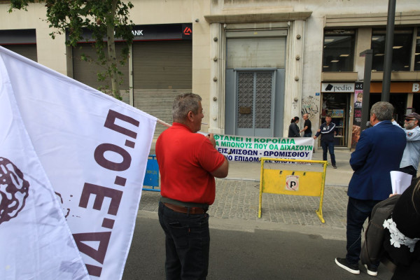 ΠΟΕΔΗΝ: «Να αποσυρθεί η διάταξη για προσλήψεις με μπλοκάκι στο ΕΣΥ και το ΕΚΑΒ»