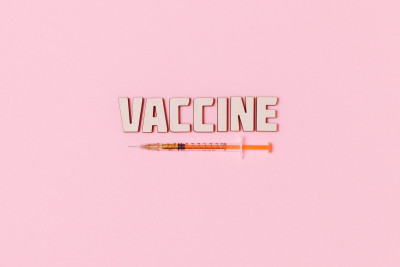 Εμβόλια «στα αζήτητα»: Η μειωμένη κατανάλωση, η πλεονάζουσα δαπάνη και το «κίνητρο» του συμψηφισμού