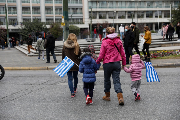 Κορονοϊός Ελλάδα: Επέτειος με ρεκόρ διασωλωνημένων και 2.588 κρούσματα