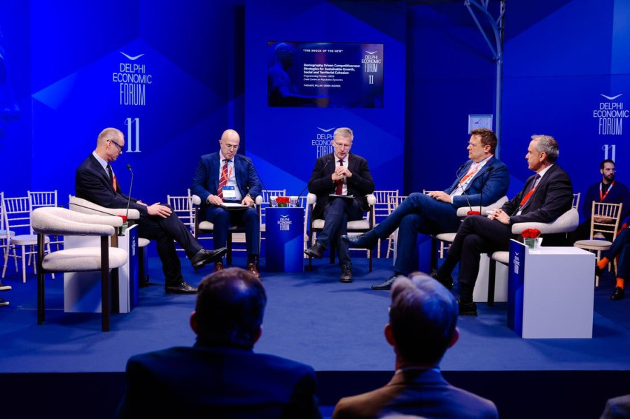 Από αριστερά προς τα δεξιά: Arnstein Aassve, Άρης Αλεξόπουλος, Άκης Σκέρτσος, Tomasz Koźluk και Μιχάλης Βλασταράκης στο 11ο Οικονομικό Φόρουμ των Δελφών.