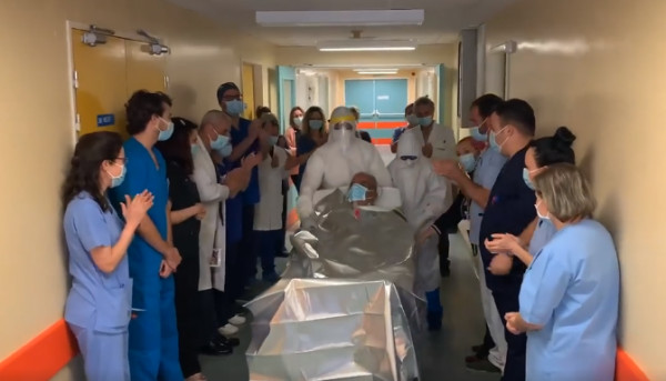 Αποσωληνώθηκε 3ος ασθενής με COVID-19 υπό χειροκροτήματα στο Πανεπιστημιακό Νοσοκομείο Λάρισας (VID)