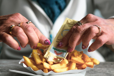 Έρευνα για Covid -19: Η κατανάλωση υπερ-επεξεργασμένων τροφίμων όπως το fast food αυξάνει τον κίνδυνο νόσησης