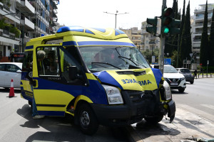 Σε κρίσιμη κατάσταση μια 78χρονη από το τροχαίο με ασθενοφόρο στο κέντρο της Αθήνας