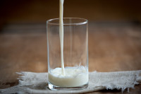 Μπορεί το γάλα να σε ψηλώσει; Τι λέει η επιστήμη