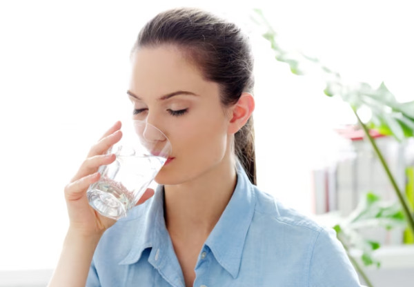 Κάνει να πίνετε παγωμένο νερό στον καύσωνα; Τι λένε οι ειδικοί