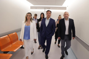 Γιατρός συνδικαλίστρια κατά Γεωργιάδη για την επίσκεψή του στο Ασκληπιείο της Βούλας