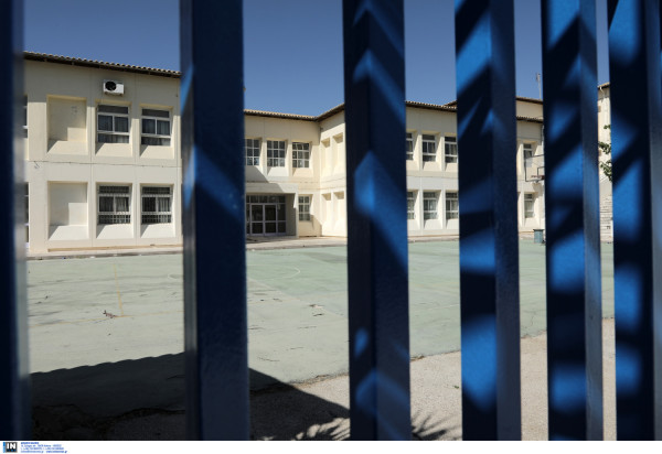 Το Υπουργείο Υγείας «απαντά» για το «τσουνάμι» κρουσμάτων στα σχολεία: Το testing διασφαλίζει ότι παραμένουν ανοιχτά