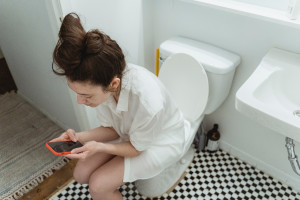 Κινητό στην τουαλέτα: «Καμπανάκι» από τους ειδικούς - «Επικίνδυνη» αυτή η συνήθεια για την υγεία σας