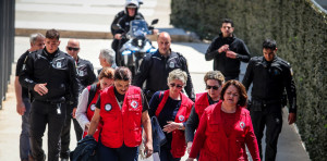 Στον Ερυθρό οι 5 τραυματίες από επιθέσεις 89χρονου σε ΕΦΚΑ Κεραμεικού και Εφετείο