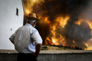 Καύσωνας και φωτιές καίνε χωρίς ανάσα τη νότια Ευρώπη
