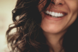 Ένα «λευκό» χαμόγελο κάνει τους ανθρώπους πιο ελκυστικούς