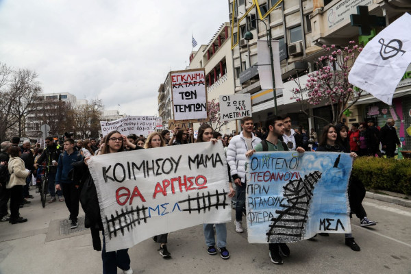 Οργή λαού, πένθιμες καμπάνες και προσκλητήριο νεκρών για την τραγωδία των Τεμπών