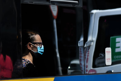 Κορονοϊός: Αυστηροποίηση μέτρων εισηγούνται οι επιστήμονες - Τι συνιστούν για τις μάσκες