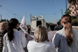 Σε 24ωρη απεργία γιατροί και νοσηλευτές την Πέμπτη κατά του νομοσχεδίου για τα εργασιακά